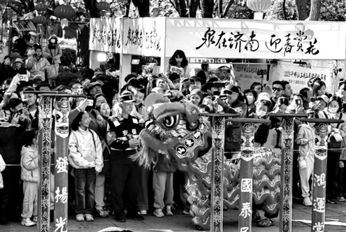 在济南千佛山正门牌坊,醒狮的出场将热闹喜庆的氛围瞬间点燃